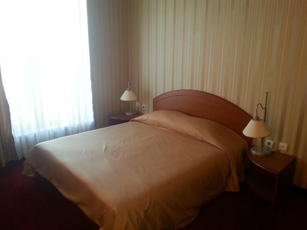 Hotel Perperikon Kŭrdzhali Quarto foto